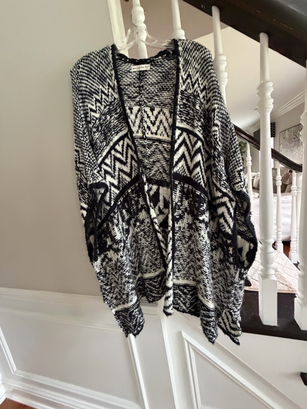 Abercrombie & Fitch Black and White Geometric Open-Front Cardigan